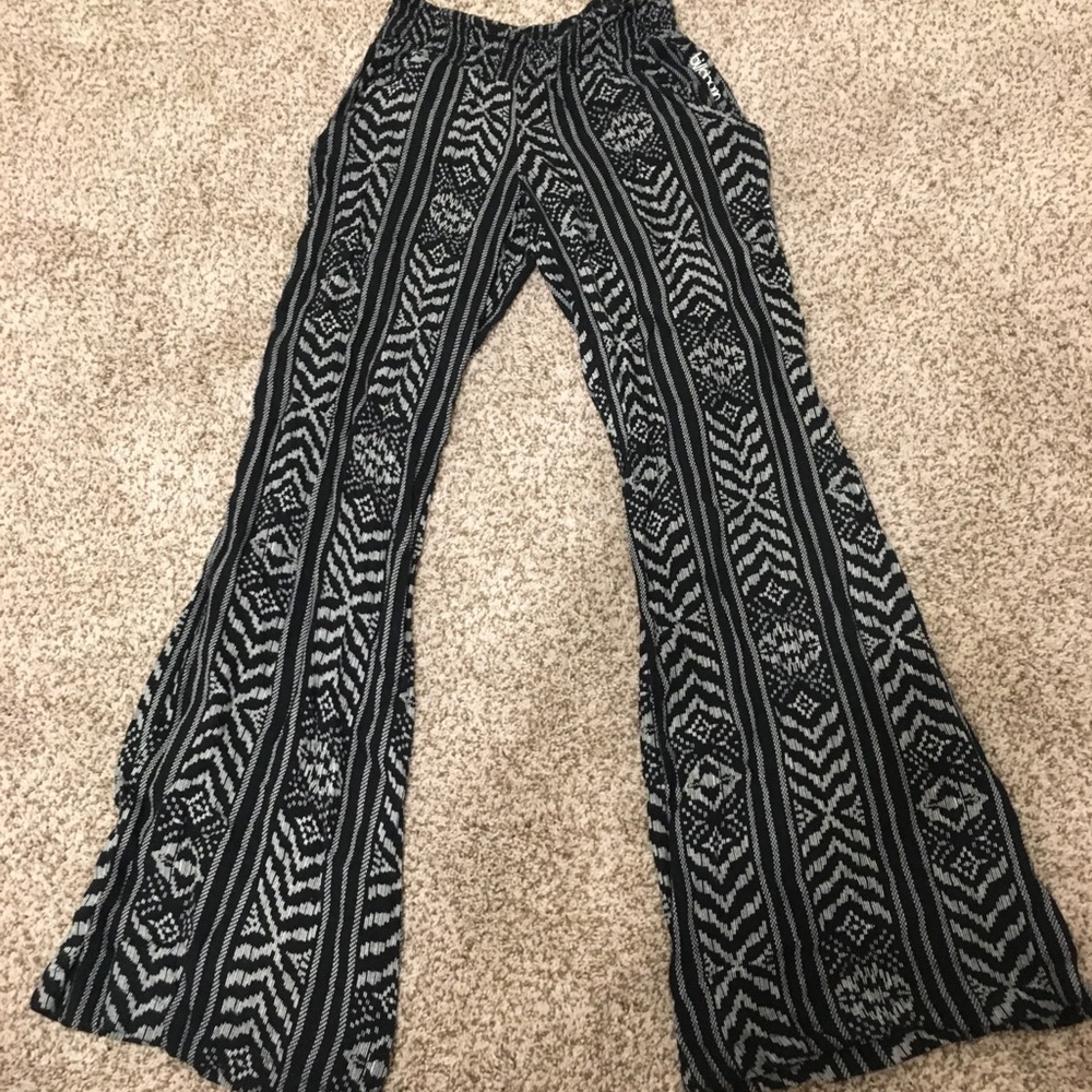 Black and white billabong beach pants